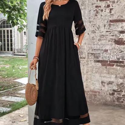 Ausgefallenes Kleid mit durchsichtigen Elementen