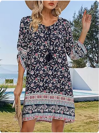 Farbenfrohes Sommerkleid mit verschiedenen Mustern