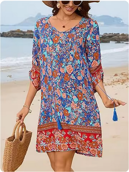 Farbenfrohes Sommerkleid mit verschiedenen Mustern