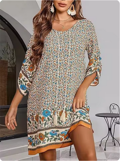 Farbenfrohes Sommerkleid mit verschiedenen Mustern