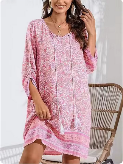 Farbenfrohes Sommerkleid mit verschiedenen Mustern