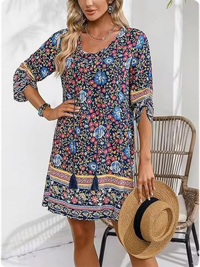Farbenfrohes Sommerkleid mit verschiedenen Mustern