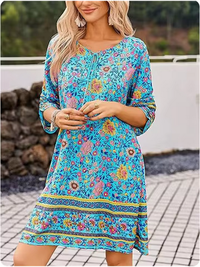 Farbenfrohes Sommerkleid mit verschiedenen Mustern