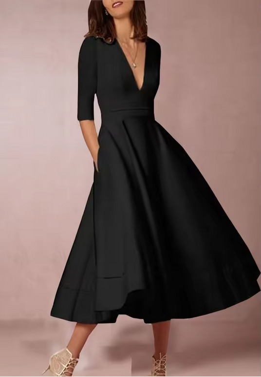 Kleid - Mit weitem Saum & tiefem V-Ausschnitt