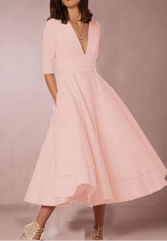 Kleid - Mit weitem Saum & tiefem V-Ausschnitt