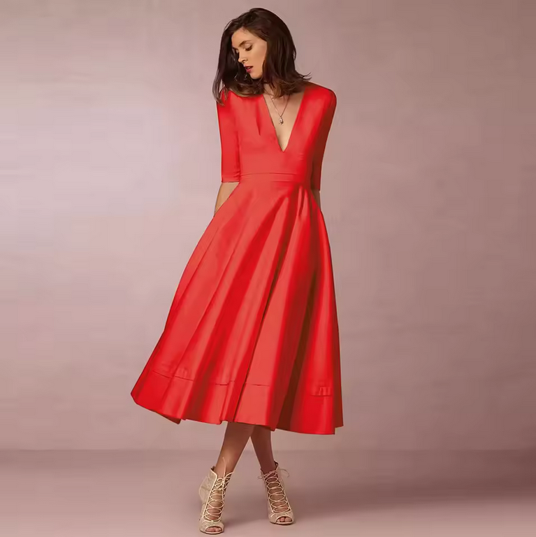 Kleid - Mit weitem Saum & tiefem V-Ausschnitt