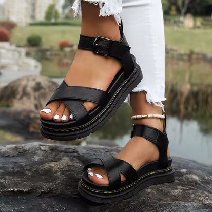 Schöne Sommersandalen mit Plateausohle