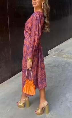 Sommerliches Midikleid - V-Ausschnitt und Gürtelzuhaltung