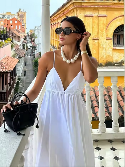 Tailliertes Kleid mit schmalen Trägern & freiem Rücken
