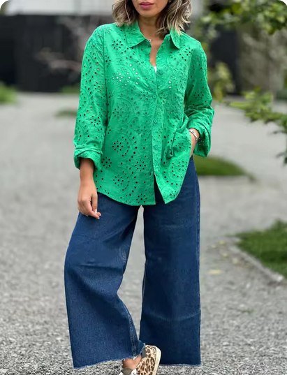 Ansehnliche Damenbluse mit Lochmustern