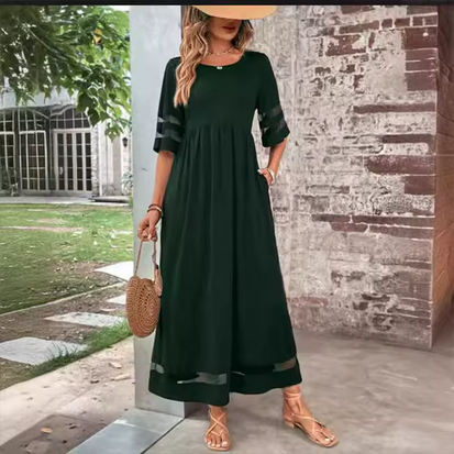 Ausgefallenes Kleid mit durchsichtigen Elementen