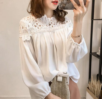 Baumwollmischung Bluse – Spitzenschulter & Lockere Passform