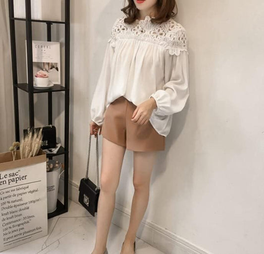 Baumwollmischung Bluse – Spitzenschulter & Lockere Passform