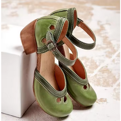 Elegante Damenschuhe - Mit Keilabsatz und farbigen Details