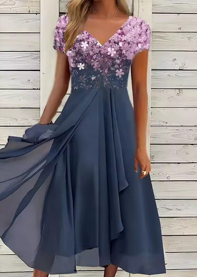 Hochtailliertes Sommerkleid mit Blumenstickerei