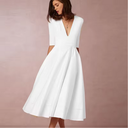 Kleid - Mit weitem Saum & tiefem V-Ausschnitt