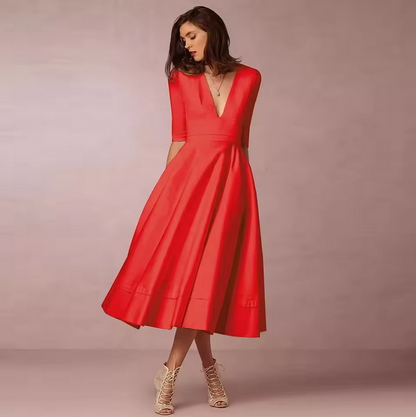 Kleid - Mit weitem Saum & tiefem V-Ausschnitt