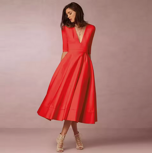 Kleid - Mit weitem Saum & tiefem V-Ausschnitt