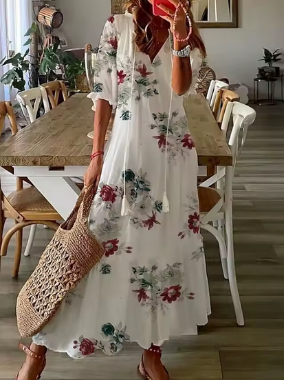 Langes Maxikleid - bezaubernde Motive & ausgestellter Saum