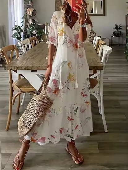 Langes Maxikleid - bezaubernde Motive & ausgestellter Saum