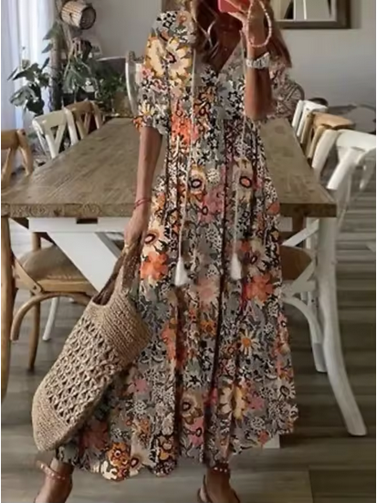 Langes Maxikleid - bezaubernde Motive & ausgestellter Saum