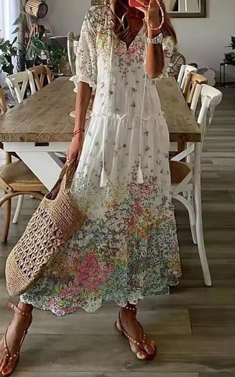 Langes Maxikleid - bezaubernde Motive & ausgestellter Saum