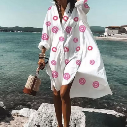 Lockeres Strandkleid mit hübschen Mustern