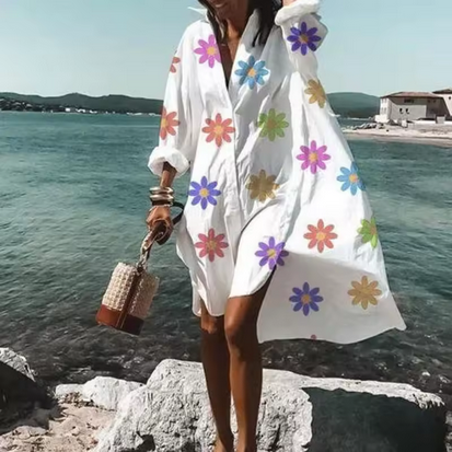 Lockeres Strandkleid mit hübschen Mustern