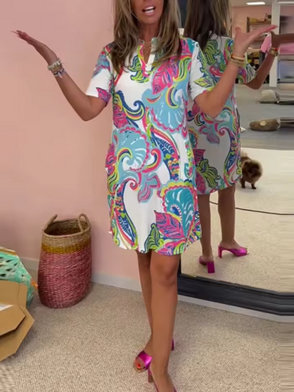 Mehrfarbiges Sommerkleid - Knielang & V-Ausschnitt