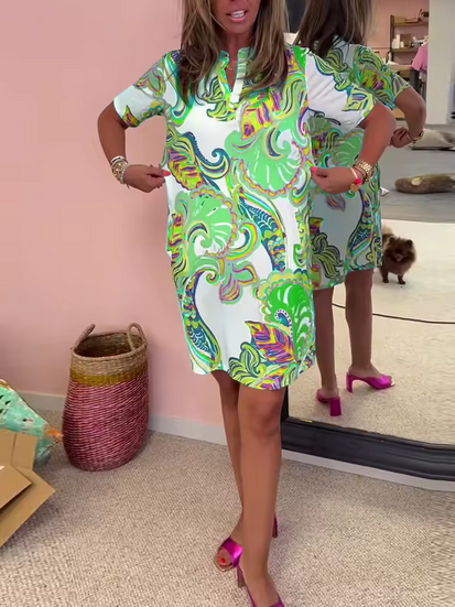 Mehrfarbiges Sommerkleid - Knielang & V-Ausschnitt