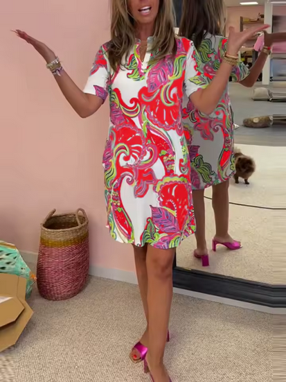 Mehrfarbiges Sommerkleid - Knielang & V-Ausschnitt