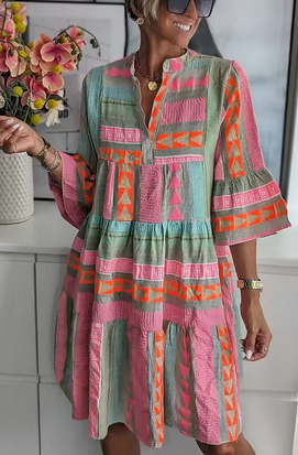 Prächtiges Sommerkleid mit weiten Ärmeln