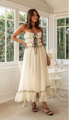 Sommerkleid mit Rüschen und schönen Schleifen