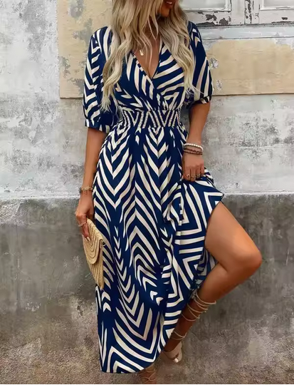 Sommerkleid mit hoher Taille und V-Ausschnitt