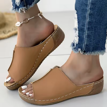 Sommersandalen - Slip-On Sandalen mit Keilabsatz