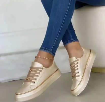 Sommersneaker - Hohe Absatzsohle und hübsche Verzierungen