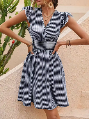 Stilvolles Kleid mit Rüschen und Taillierung
