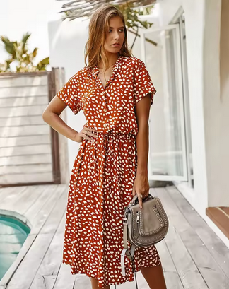 Stilvolles, gepunktetes Sommerkleid