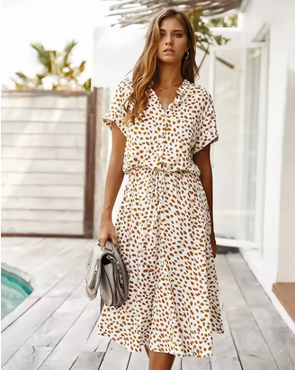 Stilvolles, gepunktetes Sommerkleid