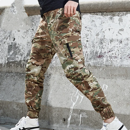 Trendige, robuste Hose im Tarnfleck-Muster