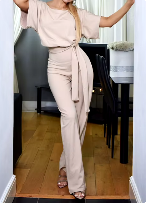 Vornehmer Jumpsuit - Tailliert & mit Bindegürtel