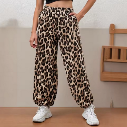 Weit geschnittene Hose mit Leomusterung