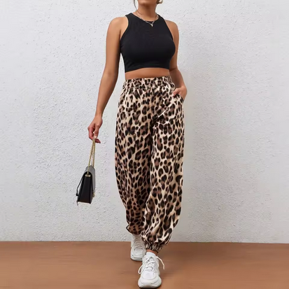 Weit geschnittene Hose mit Leomusterung